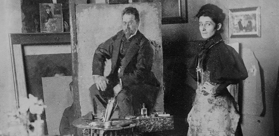 Olga Boznańska w pracowni z portretem dentysty doktora Woszyckiego, ok. 1896-1899. fot. Wojciech Olszanka, East News.